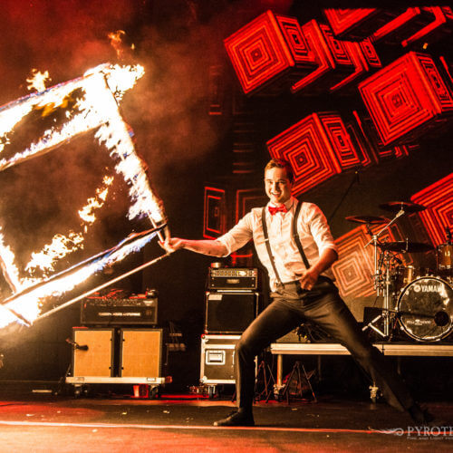 Fireshow_ohnivá_show_Pyroterra_swing_fire