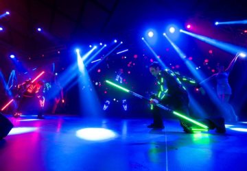 fireshow_lightshow_Pyroterra_fire_and_light_performance_světelné_ohnivé show