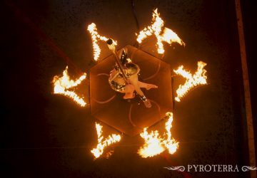 Pyroterra_fire-pole-dance_02