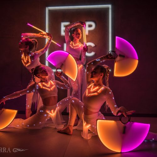 Pyroterra_VIVID_Lightshow_něžná taneční show