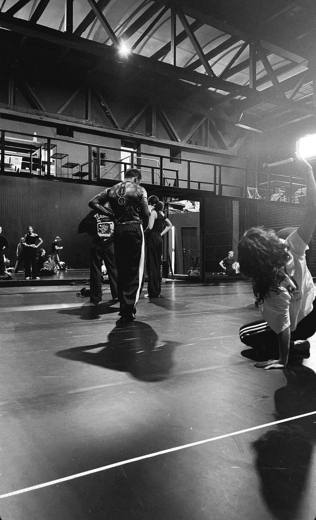 Taneční zkouška v sále — tanečníci při nácviku choreografie